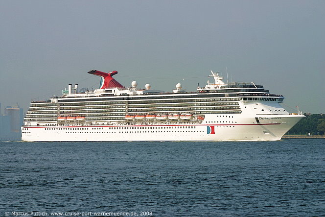 Das Kreuzfahrtschiff CARNIVAL MIRACLE von der Kreuzfahrtreederei Carnival Cruise Lines am 20. Juli 2008 in New York, NY (USA).