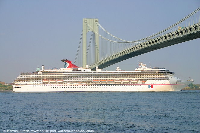 Das Kreuzfahrtschiff CARNIVAL MIRACLE am 20. Juli 2008 in New York, NY (USA).