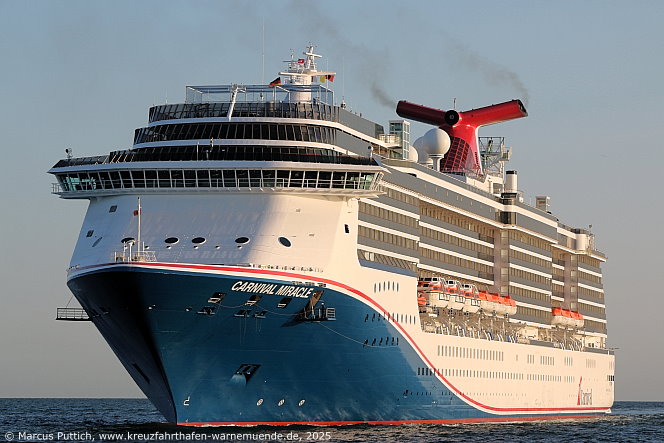 Das Kreuzfahrtschiff CARNIVAL MIRACLE von der Kreuzfahrtreederei Carnival Cruise Lines am 12. Juni 2025 im Keuzfahrthafen Warnemünde in der Hansestadt Rostock (Erstanlauf).