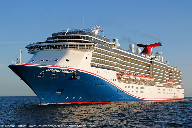Das Kreuzfahrtschiff CARNIVAL MIRACLE von der Kreuzfahrtreederei Carnival Cruise Lines am 12. Juni 2025 im Keuzfahrthafen Warnemünde in der Hansestadt Rostock (Erstanlauf).