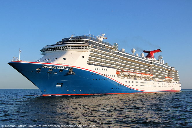 Das Kreuzfahrtschiff CARNIVAL MIRACLE von der Kreuzfahrtreederei Carnival Cruise Lines am 12. Juni 2025 im Keuzfahrthafen Warnemünde in der Hansestadt Rostock (Erstanlauf).