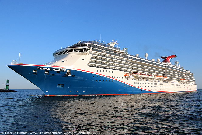 Das Kreuzfahrtschiff CARNIVAL MIRACLE von der Kreuzfahrtreederei Carnival Cruise Lines am 12. Juni 2025 im Keuzfahrthafen Warnemünde in der Hansestadt Rostock (Erstanlauf).