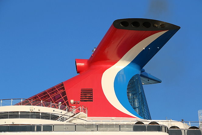 Das Kreuzfahrtschiff CARNIVAL MIRACLE von der Kreuzfahrtreederei Carnival Cruise Lines am 12. Juni 2025 im Keuzfahrthafen Warnemünde in der Hansestadt Rostock (Erstanlauf).