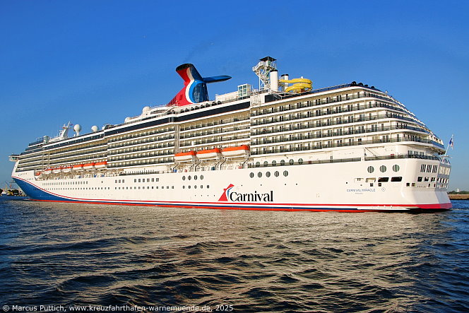 Das Kreuzfahrtschiff CARNIVAL MIRACLE von der Kreuzfahrtreederei Carnival Cruise Lines am 12. Juni 2025 im Keuzfahrthafen Warnemünde in der Hansestadt Rostock (Erstanlauf).