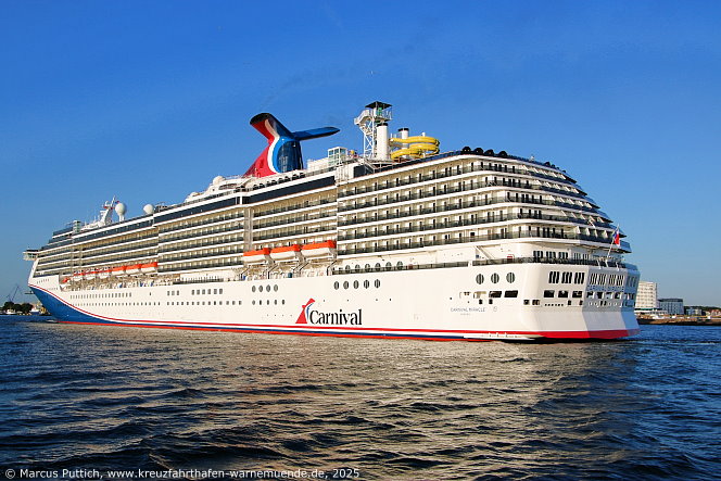 Das Kreuzfahrtschiff CARNIVAL MIRACLE von der Kreuzfahrtreederei Carnival Cruise Lines am 12. Juni 2025 im Keuzfahrthafen Warnemünde in der Hansestadt Rostock (Erstanlauf).