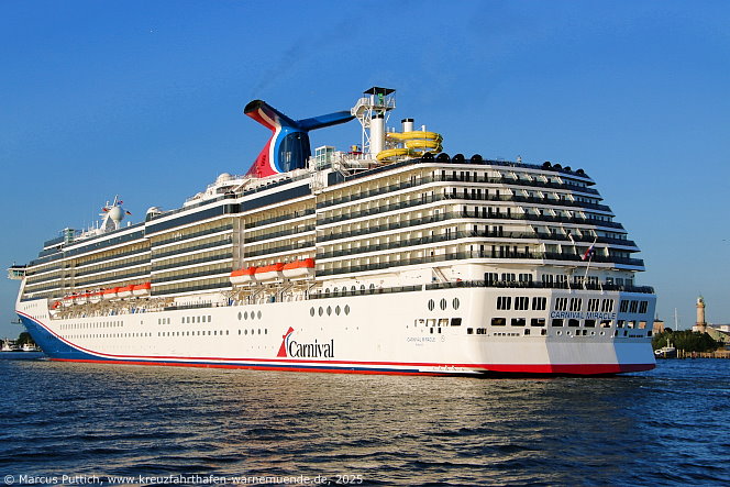 Das Kreuzfahrtschiff CARNIVAL MIRACLE von der Kreuzfahrtreederei Carnival Cruise Lines am 12. Juni 2025 im Keuzfahrthafen Warnemünde in der Hansestadt Rostock (Erstanlauf).