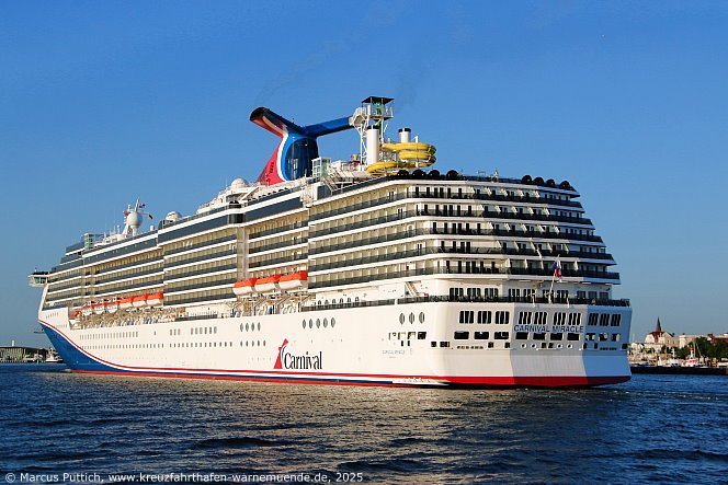 Das Kreuzfahrtschiff CARNIVAL MIRACLE von der Kreuzfahrtreederei Carnival Cruise Lines am 12. Juni 2025 im Keuzfahrthafen Warnemünde in der Hansestadt Rostock (Erstanlauf).