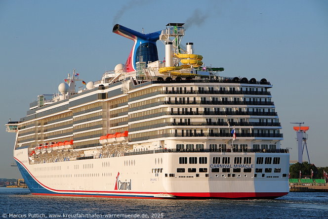 Das Kreuzfahrtschiff CARNIVAL MIRACLE von der Kreuzfahrtreederei Carnival Cruise Lines am 12. Juni 2025 im Keuzfahrthafen Warnemünde in der Hansestadt Rostock (Erstanlauf).
