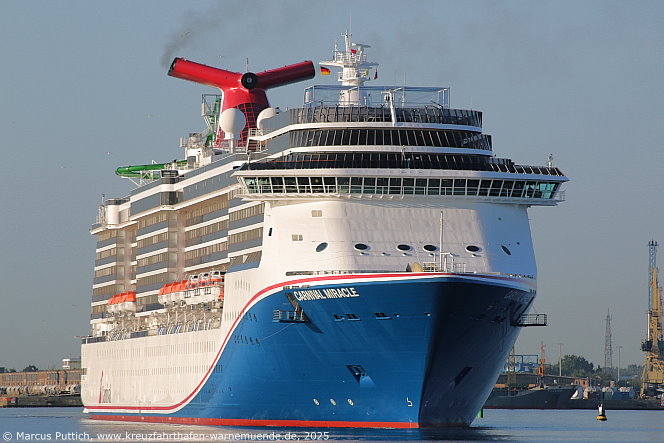 Das Kreuzfahrtschiff CARNIVAL MIRACLE von der Kreuzfahrtreederei Carnival Cruise Lines am 12. Juni 2025 im Keuzfahrthafen Warnemünde in der Hansestadt Rostock (Erstanlauf).