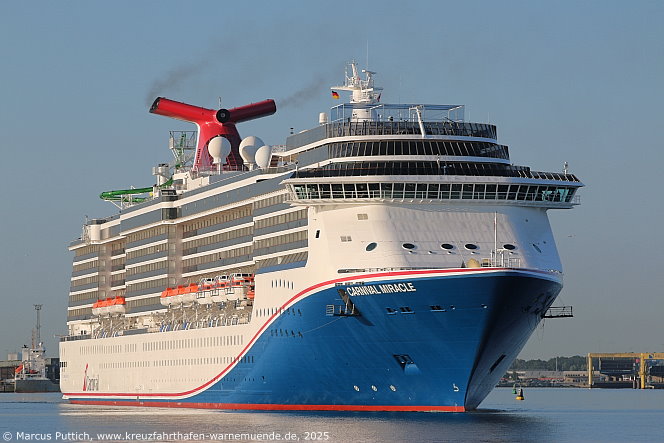 Das Kreuzfahrtschiff CARNIVAL MIRACLE von der Kreuzfahrtreederei Carnival Cruise Lines am 12. Juni 2025 im Keuzfahrthafen Warnemünde in der Hansestadt Rostock (Erstanlauf).