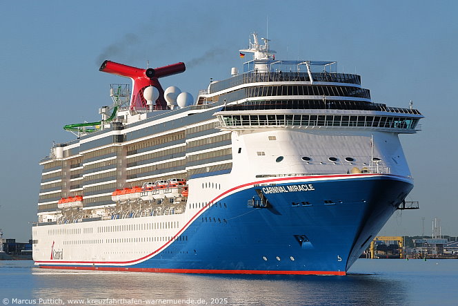Das Kreuzfahrtschiff CARNIVAL MIRACLE von der Kreuzfahrtreederei Carnival Cruise Lines am 12. Juni 2025 im Keuzfahrthafen Warnemünde in der Hansestadt Rostock (Erstanlauf).