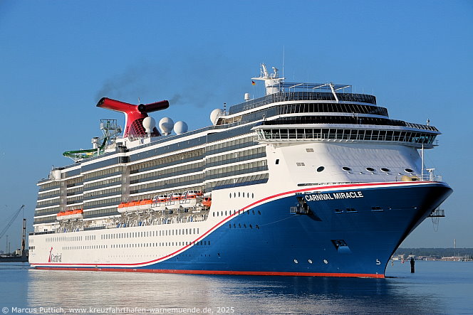 Das Kreuzfahrtschiff CARNIVAL MIRACLE von der Kreuzfahrtreederei Carnival Cruise Lines am 12. Juni 2025 im Keuzfahrthafen Warnemünde in der Hansestadt Rostock (Erstanlauf).