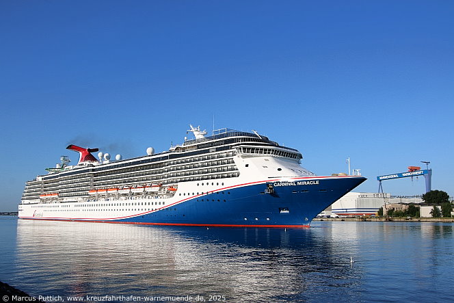 Das Kreuzfahrtschiff CARNIVAL MIRACLE von der Kreuzfahrtreederei Carnival Cruise Lines am 12. Juni 2025 im Keuzfahrthafen Warnemünde in der Hansestadt Rostock (Erstanlauf).
