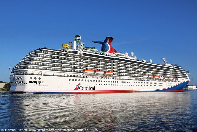 Das Kreuzfahrtschiff CARNIVAL MIRACLE von der Kreuzfahrtreederei Carnival Cruise Lines am 12. Juni 2025 im Keuzfahrthafen Warnemünde in der Hansestadt Rostock (Erstanlauf).