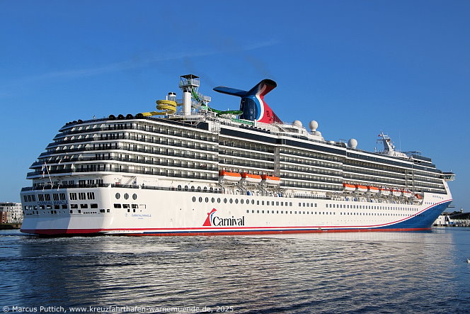 Das Kreuzfahrtschiff CARNIVAL MIRACLE von der Kreuzfahrtreederei Carnival Cruise Lines am 12. Juni 2025 im Keuzfahrthafen Warnemünde in der Hansestadt Rostock (Erstanlauf).