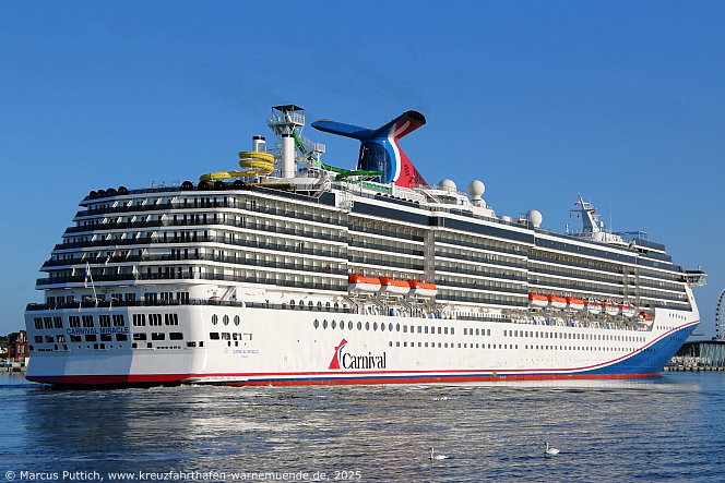 Das Kreuzfahrtschiff CARNIVAL MIRACLE von der Kreuzfahrtreederei Carnival Cruise Lines am 12. Juni 2025 im Keuzfahrthafen Warnemünde in der Hansestadt Rostock (Erstanlauf).