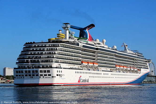 Das Kreuzfahrtschiff CARNIVAL MIRACLE von der Kreuzfahrtreederei Carnival Cruise Lines am 12. Juni 2025 im Keuzfahrthafen Warnemünde in der Hansestadt Rostock (Erstanlauf).