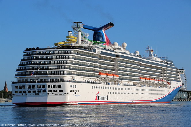 Das Kreuzfahrtschiff CARNIVAL MIRACLE von der Kreuzfahrtreederei Carnival Cruise Lines am 12. Juni 2025 im Keuzfahrthafen Warnemünde in der Hansestadt Rostock (Erstanlauf).