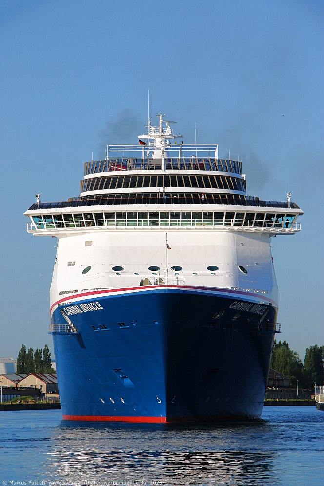 Das Kreuzfahrtschiff CARNIVAL MIRACLE von der Kreuzfahrtreederei Carnival Cruise Lines am 12. Juni 2025 im Keuzfahrthafen Warnemünde in der Hansestadt Rostock (Erstanlauf).