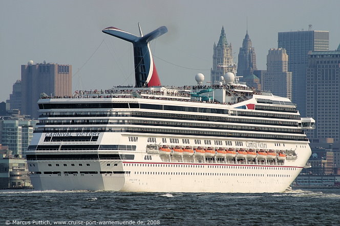 Das Kreuzfahrtschiff CARNIVAL VICTORY am 12. Juli 2008 in New York, NY (USA).