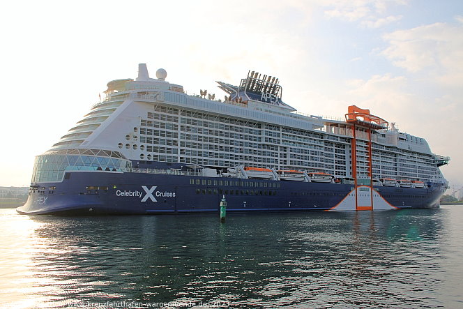 Das Kreuzfahrtschiff CELEBRITY APEX am 23. August 2023 im Kreuzfahrthafen Warnem&uuml;nde in der Hansestadt Rostock.