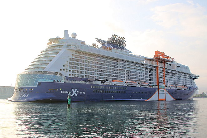 Das Kreuzfahrtschiff CELEBRITY APEX am 23. August 2023 im Kreuzfahrthafen Warnem&uuml;nde in der Hansestadt Rostock.