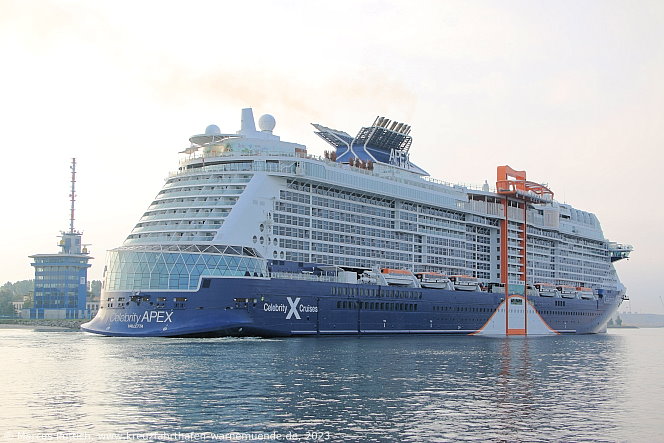 Das Kreuzfahrtschiff CELEBRITY APEX am 23. August 2023 im Kreuzfahrthafen Warnem&uuml;nde in der Hansestadt Rostock.