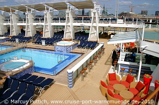 Kreuzfahrtschiff CELEBRITY ECLIPSE: Blick auf das Sonnendeck auf Deck 12 von Deck 14.