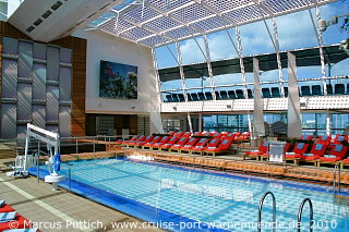 Kreuzfahrtschiff CELEBRITY ECLIPSE: Der überdachte Poolbereich Solarium auf Deck 12.