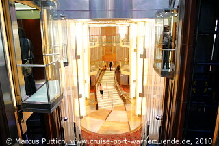 Kreuzfahrtschiff CELEBRITY ECLIPSE: Das Atrium auf Deck 3, Deck 4 und Deck 5.