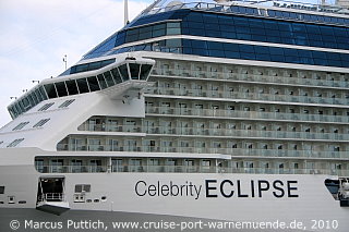 Das Kreuzfahrtschiff CELEBRITY ECLIPSE von der Kreuzfahrtreederei Celebrity Cruises am 10. Mai 2010 im Kreuzfahrthafen Warnem&uuml;nde in der Hansestadt Rostock (Erstanlauf).