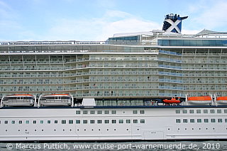 Das Kreuzfahrtschiff CELEBRITY ECLIPSE von der Kreuzfahrtreederei Celebrity Cruises am 10. Mai 2010 im Kreuzfahrthafen Warnem&uuml;nde in der Hansestadt Rostock (Erstanlauf).