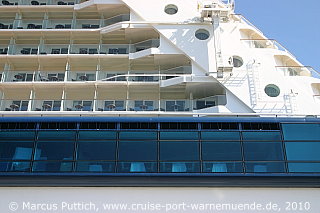Das Kreuzfahrtschiff CELEBRITY ECLIPSE von der Kreuzfahrtreederei Celebrity Cruises am 15. Juni 2010 im Kreuzfahrthafen Warnem&uuml;nde in der Hansestadt Rostock.