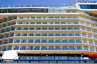 Das Kreuzfahrtschiff CELEBRITY ECLIPSE von der Kreuzfahrtreederei Celebrity Cruises am 15. Juni 2010 im Kreuzfahrthafen Warnem&uuml;nde in der Hansestadt Rostock.