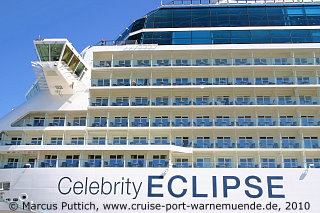 Das Kreuzfahrtschiff CELEBRITY ECLIPSE von der Kreuzfahrtreederei Celebrity Cruises am 15. Juni 2010 im Kreuzfahrthafen Warnem&uuml;nde in der Hansestadt Rostock.