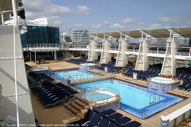 Kreuzfahrtschiff CELEBRITY ECLIPSE: Blick auf das Sonnendeck auf Deck 12 von Deck 14.