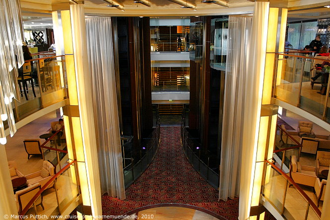 Kreuzfahrtschiff CELEBRITY ECLIPSE: Das Atrium auf Deck 3, Deck 4 und Deck 5.