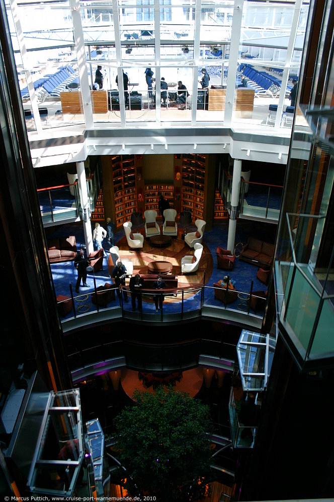 Kreuzfahrtschiff CELEBRITY ECLIPSE: Blick in das Atrium mit The Library auf Deck 10 und Deck 11.