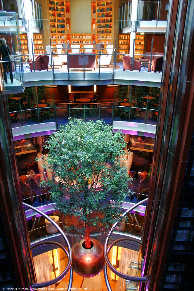 Kreuzfahrtschiff CELEBRITY ECLIPSE: Blick in das Atrium mit The Library auf Deck 10 und Deck 11 und Card Room auf Deck 9.