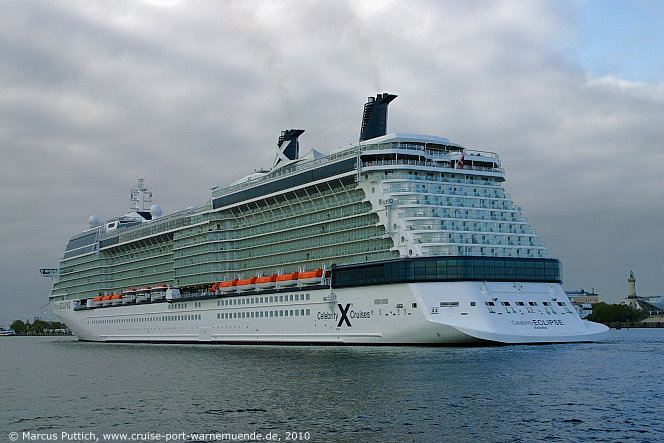 Das Kreuzfahrtschiff CELEBRITY ECLIPSE von der Kreuzfahrtreederei Celebrity Cruises am 10. Mai 2010 im Kreuzfahrthafen Warnem&uuml;nde in der Hansestadt Rostock (Erstanlauf).