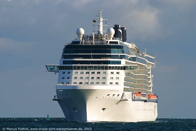 Das Kreuzfahrtschiff CELEBRITY ECLIPSE von der Kreuzfahrtreederei Celebrity Cruises am 15. Juni 2010 im Kreuzfahrthafen Warnem&uuml;nde in der Hansestadt Rostock.