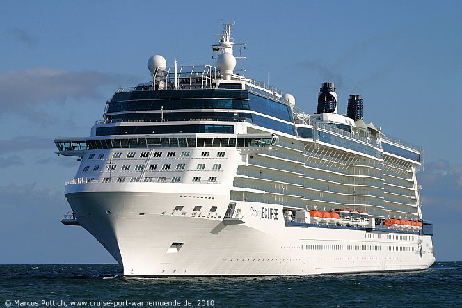 Das Kreuzfahrtschiff CELEBRITY ECLIPSE von der Kreuzfahrtreederei Celebrity Cruises am 15. Juni 2010 im Kreuzfahrthafen Warnem&uuml;nde in der Hansestadt Rostock.