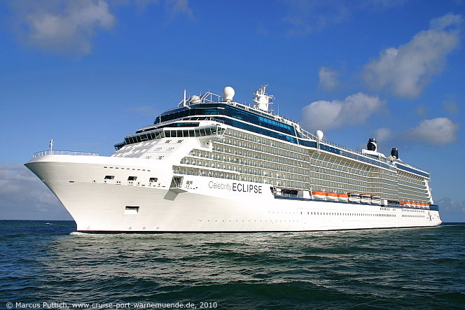 Das Kreuzfahrtschiff CELEBRITY ECLIPSE von der Kreuzfahrtreederei Celebrity Cruises am 15. Juni 2010 im Kreuzfahrthafen Warnem&uuml;nde in der Hansestadt Rostock.