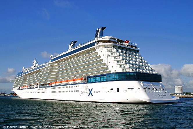 Das Kreuzfahrtschiff CELEBRITY ECLIPSE von der Kreuzfahrtreederei Celebrity Cruises am 15. Juni 2010 im Kreuzfahrthafen Warnem&uuml;nde in der Hansestadt Rostock.