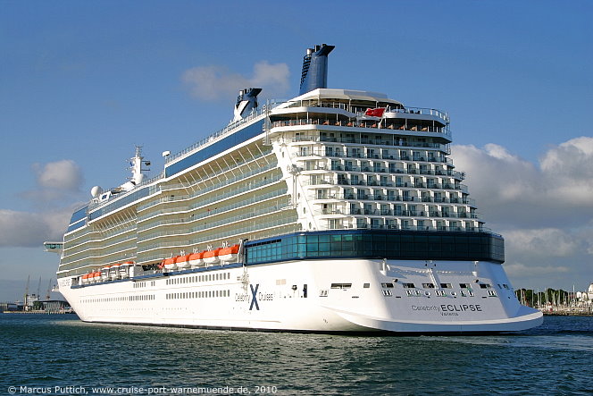 Das Kreuzfahrtschiff CELEBRITY ECLIPSE von der Kreuzfahrtreederei Celebrity Cruises am 15. Juni 2010 im Kreuzfahrthafen Warnem&uuml;nde in der Hansestadt Rostock.