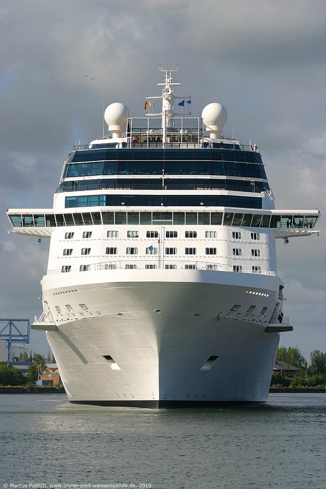 Das Kreuzfahrtschiff CELEBRITY ECLIPSE von der Kreuzfahrtreederei Celebrity Cruises am 15. Juni 2010 im Kreuzfahrthafen Warnem&uuml;nde in der Hansestadt Rostock.
