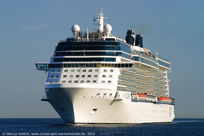 Das Kreuzfahrtschiff CELEBRITY ECLIPSE von der Kreuzfahrtreederei Celebrity Cruises am 24. Juli 2012 im Kreuzfahrthafen Warnem&uuml;nde in der Hansestadt Rostock.