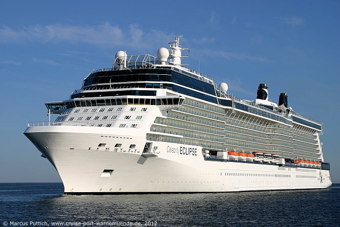 Das Kreuzfahrtschiff CELEBRITY ECLIPSE von der Kreuzfahrtreederei Celebrity Cruises am 24. Juli 2012 im Kreuzfahrthafen Warnem&uuml;nde in der Hansestadt Rostock.