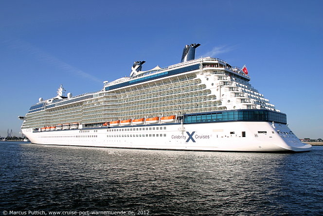 Das Kreuzfahrtschiff CELEBRITY ECLIPSE von der Kreuzfahrtreederei Celebrity Cruises am 24. Juli 2012 im Kreuzfahrthafen Warnem&uuml;nde in der Hansestadt Rostock.