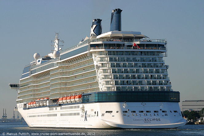 Das Kreuzfahrtschiff CELEBRITY ECLIPSE von der Kreuzfahrtreederei Celebrity Cruises am 24. Juli 2012 im Kreuzfahrthafen Warnem&uuml;nde in der Hansestadt Rostock.